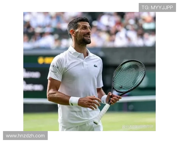 看德约科维奇训练场边的小动作，我差点以为他忍着不让教练揍他了